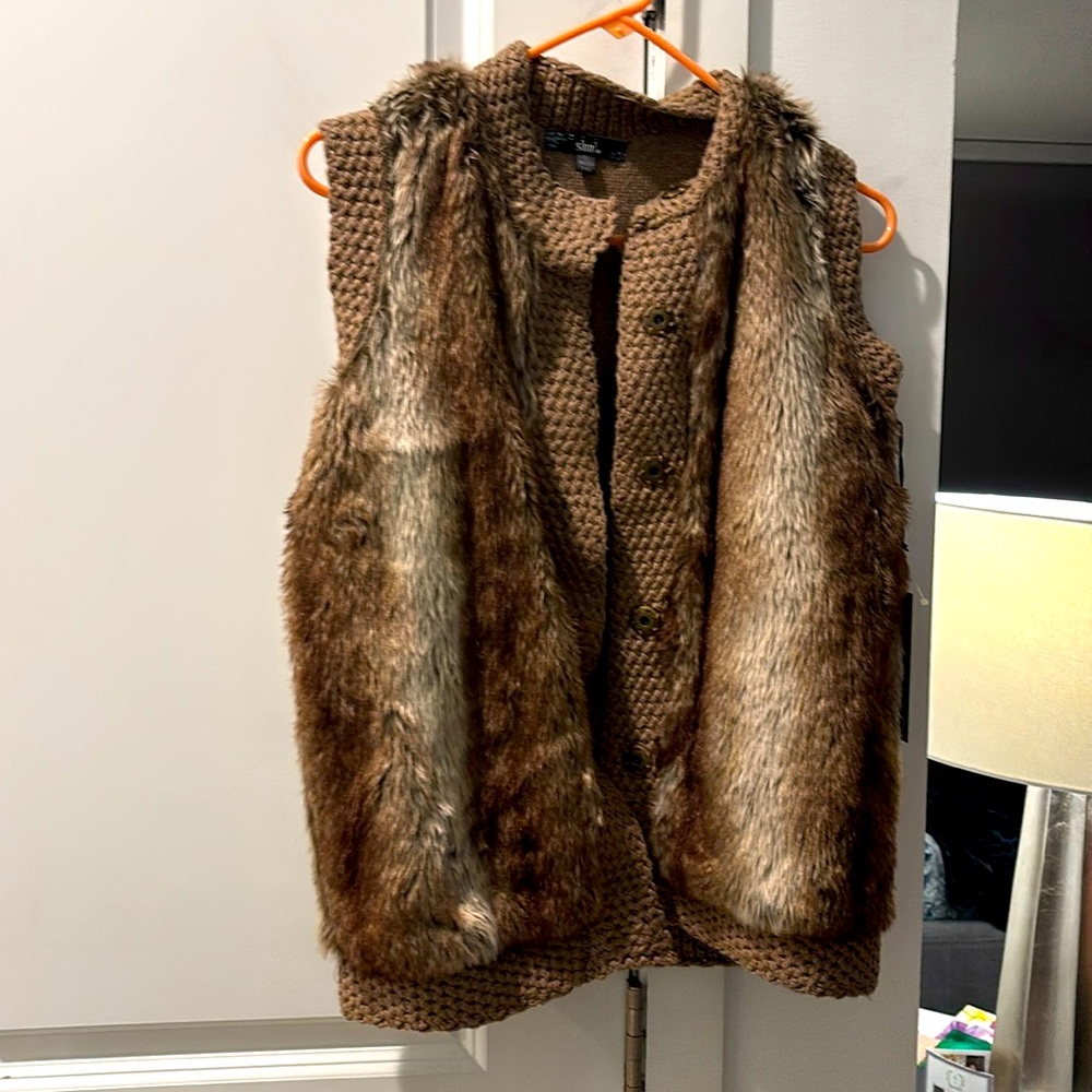 NWT Sioni Gorgeous Ladies faux fur vest!